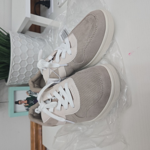 NWT Old Navy Women’s Sneakers Size 10 Neutral Beige Casual Shoes - Picture 8 of 9